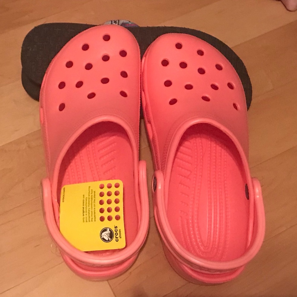 🐊 NEW NEVER WORN PINKY CORAL CROCS 🐊